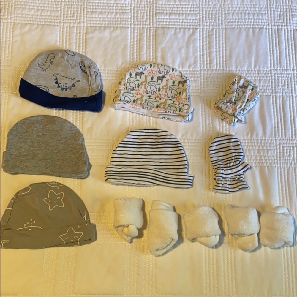 Newborn hats / mittens / socks